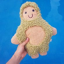 Muñeco Peludo. Arts, Crafts, Embroider, and Character Design project by Carolina Bello - 01.26.2019
