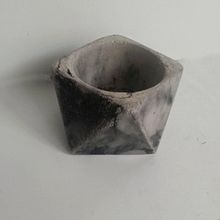 Maceta de concreto con tecnica de marmolizado. Creativit, Furniture Design, Making, and Painting project by Erick Marti Jimenez Rodriguez - 04.20.2021