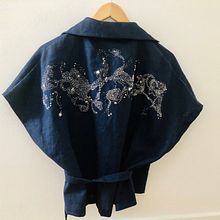 Embroidery on a linen jacket . Bordir proyek oleh Gerti Wouters - 04.27.2021