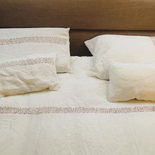 Linen sheets embroidered. Een project van Borduurwerk van Gerti Wouters - 27.04.2021