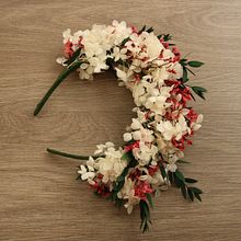 Flower crown. Un proyecto de Diseño de complementos y Artesanía de alexandra.britvina - 26.04.2021