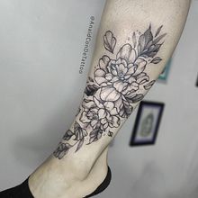 Mi Proyecto del curso: Tatuaje botánico con puntillismo. Un proyecto de Diseño de tatuajes, Diseño digital e Ilustración botánica de Anaid Villanueva - 28.04.2021
