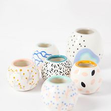 Mini vases ronds en céramique. Un progetto di Ceramica di Sara Theron - 01.05.2021