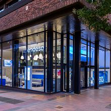 Oficina comercial endesa en Madrid. Un proyecto de Br, ing e Identidad, Dirección de arte, Diseño, Retail Design, Retoque fotográfico y Señalética de Ventura Peces-Barba - 20.11.2020
