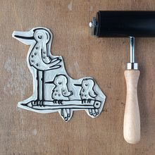 Birds / Linocut / Illustration. Un projet de Illustration traditionnelle, Estampe, B, e dessinée , et Design  de Katja - 04.05.2021