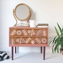 Retro Flower Design . Traditional illustration, Arts, Crafts, Painting, Upc, cling, Interior Design, Interior Decoration, Furniture Design, and Making project by Chloe Kempster - 05.07.2021