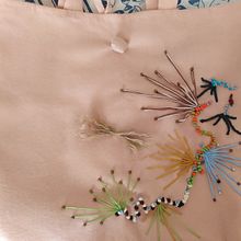 Bordado libre sobre cartera hecha a mano . Embroider project by Leslie Saavedra - 05.08.2021