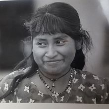 CHICA ETNICA: Retrato realista con lápiz de grafito. Un progetto di Illustrazione tradizionale, Belle arti, Bozzetti, Disegno a matita, Disegno, Disegno di ritratti, Disegno realistico, Disegno artistico e Disegno anatomico di Leonora López - 15.05.2021