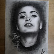 My project in Artistic Charcoal Portraiture: Creating Atmosphere course . Ilustrasi tradisional, Seni Rupa, Menggambar, Menggambar Potret, Gambar Realistis, Dan Menggambar Artistik proyek oleh Hannah Leadbetter - 05.18.2021