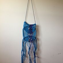 Colar azul. Een project van Craft, Sieradenontwerp y Macramé van Leonor Capelo - 18.05.2021