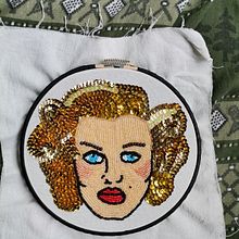 Mi Proyecto del curso: Retratos bordados en pedrería. Un proyecto de Diseño de complementos, Bordado y Decoración de interiores de yareni_luna - 24.05.2021