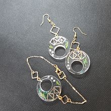 Mon projet du cours : Design de bijoux en résine. Un projet de Création d'accessoires, Artisanat, Design de bijoux , et DIY de Béatrice Antoine - 27.05.2021