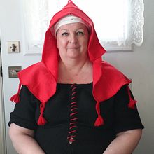 Medieval red linen hood, embroidered with red wool . Desain Kostum proyek oleh Gélinas Nathalie - 05.31.2021