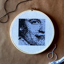 Cross Stitch Portraits. Un progetto di Ricamo e Illustrazione tradizionale di Olivia Johnson - 04.06.2021