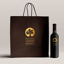 Creación de logo par Encinas de Montequinto. El logo escogido utiliza como icono la silueta de un olivo (que también podría ser una encina) creada a partir de una línea sinuosa que con su trazo continuo nos recuerda sutilmente el dibujo que hace el aceite. Un projet de Design , Br, ing et identité, Photographie , et Design graphique de Alejandro Prieto Jaime - 08.06.2021