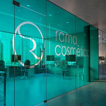 Identidad corporativa integral para Ramacosmética, una empresa sevillana dedicada a la distribución de productos de alta cosmética y aparatología profesional enfocada al sector de la medicina estética, belleza y bienestar.. Un projet de Webdesign, Développement web, Br, ing et identité , et Design graphique de Alejandro Prieto Jaime - 08.06.2021