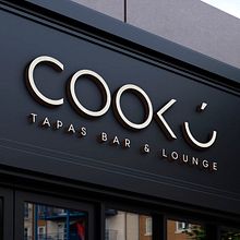Diseño de logotipo para Cookú, un bar de tapas & Lounge ubicado en el centro de Madrid.  Ofrecen un amplio espacio lleno de sillones donde puedes relajarte y disfrutar de una conversación con tus amigos acompañados de una variada carta de tapas con un toq. Un projet de Photographie, Design graphique, Br et ing et identité de Alejandro Prieto Jaime - 11.06.2021