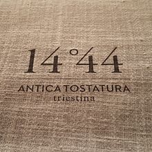 Tesis/Antica Tostatura Triestina/Cafè. Een project van  Br, ing en identiteit,  Ontwerp,  Reclame, Redactioneel ontwerp, Evenementen, Grafisch ontwerp, Marketing, Packaging, T, pografie, Social media,  Naming y  Creativiteit van Piero Lorenzon - 05.03.2021