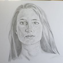 My project in Realistic Portrait with Graphite Pencil course - Woman with Freckles. Un progetto di Illustrazione tradizionale, Belle arti, Bozzetti, Disegno a matita, Disegno, Disegno di ritratti, Disegno realistico, Disegno artistico e Disegno anatomico di paula_how - 13.06.2021