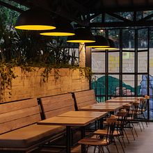  Hamburguesas El Corral. Un proyecto de Diseño, Decoración de interiores, Arquitectura interior, Diseño industrial, Diseño de interiores, Interiorismo y Diseño de producto de Vida Útil - 03.11.2017