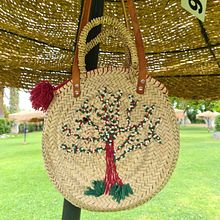 Mi Proyecto del curso: Bordado y personalización de accesorios . Un proyecto de Diseño de complementos, Diseño de jo, as, Diseño de moda, Bordado y Diseño textil de Pilar Gómez-Rodulfo - 16.06.2021