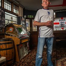 Andy, English pub manager. Un progetto di Fotografia, Fotografia di ritratto e Illuminazione fotografica di Bryan Keller - 02.06.2021