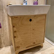 Under sink bathroom cabinet. Un proyecto de Artesanía, Diseño, creación de muebles					, Diseño de interiores, DIY y Carpintería de Phil Chambers - 19.06.2021