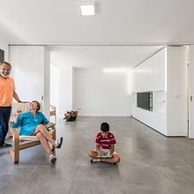 Casa MJE. Un progetto di Architettura, Design e creazione di mobili, Architettura d'interni e Interior design di Enorme Studio - 01.06.2015