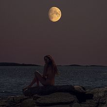 bajo la luz de la luna. Un projet de Photographie, Postproduction photographique, Retouche photographique, Photographie de portrait, Photographie de studio, Photographie artistique, Photomontage, Autoportrait photographique et Illustration traditionnelle de constanza flores urzúa - 24.06.2021