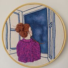 Ângela na Janela. Un projet de Création d'accessoires, Création de costumes, Broderie , et Théorie des couleurs de Ítala Marciano - 25.06.2021