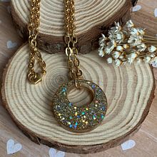 My project in Resin Jewelry Design course. Accessor, Design, Arts, Crafts, Jewelr, Design, and DIY project by barbosa_clarissa - 06.26.2021