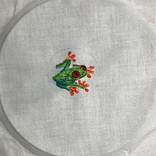 My project in Miniature Needlework: Frog . Un projet de Design de bijoux , et Broderie de jhirunr - 22.06.2021