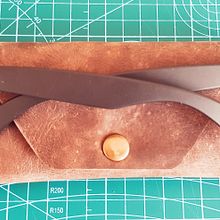 Seam-Free Leather Accessories. Un proyecto de Diseño, Diseño de complementos, Artesanía y Costura de Leandi Kruger - 29.06.2021