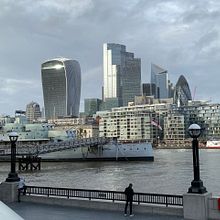 Meu projeto do curso: Desenho arquitetônico com aquarela e tinta - London Centre City. Sketching, Drawing, Watercolor Painting, Architectural Illustration, Sketchbook & Ink Illustration project by Nilce Silva - 07.01.2021