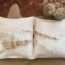 almofadas ‘territórios’, 2020, lã e algodão, 65x65cm [cada]. Design project by Juliana Maia - 07.02.2021