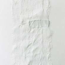 o que mata e fortalece, 2019, gaze e caco de vidro, 29x13cm. Artes plásticas projeto de Juliana Maia - 02.07.2021