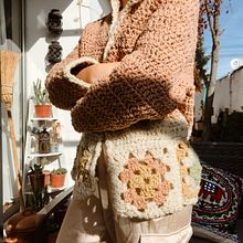 Mi Proyecto:  chaqueta Top-down con lana natural hilada y teñida a mano + aplicación de granny square. Fashion Design, Fiber Arts, DIY, and Crochet project by Constanza Richards - 07.09.2021