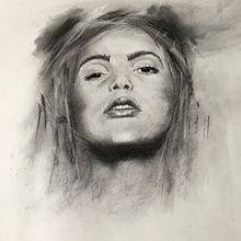 Mein Kursprojekt: Künstlerisches Porträt mit Kohlestift: die Atmosphäre. Un proyecto de Ilustración tradicional, Bellas Artes, Dibujo, Dibujo de Retrato, Dibujo realista y Dibujo artístico de fsaorine - 10.07.2021