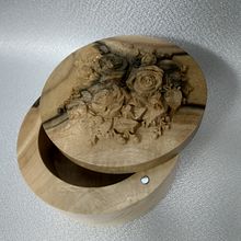 Wooden Jewelry Box. Un proyecto de Artesanía, Diseño y creación de muebles					 de Bogdan Cherichka - 13.07.2021