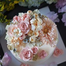 Buttercream Flower Cake & Cupcake. Projekt z dziedziny Craft, Design, Kreat i wność użytkownika Kate Kim - 18.07.2021
