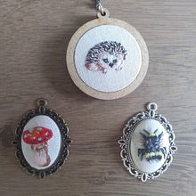 Meu projeto do curso: Bordado em miniatura: crie joias têxteis. Jewelr, Design, and Embroider project by Manoela Castejon - 07.17.2021