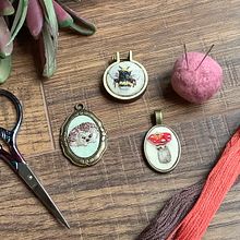My project in Miniature Needlework: Make Embroidered Jewelry course. Projekt z dziedziny Projektowanie biżuterii i  Haft użytkownika Tamra Griggers - 21.07.2021