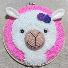 Mi Proyecto del curso: Punch needle y crochet: crea personajes únicos. Un proyecto de Artesanía, Diseño de juguetes, Bordado, Tejido, DIY y Crochet de Paula Acuña - 26.07.2021