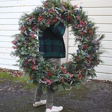 Jamie Oliver at Christmas - Floral styling for the annual festive special broadcast in the UK on Channel 4.. TV, Film, Video, TV, and Set Design project by Bloom And Burn - 12.19.2020