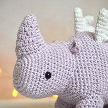 My Rhino in Amigurumi Design and Creation course. Projekt z dziedziny Craft, Projektowanie zabawek,  Tkactwo, DIY, Sz i dełkowanie użytkownika Ancsa Majláth - 26.07.2021