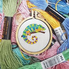 My project in Miniature Needlework: chameleon. Projekt z dziedziny Projektowanie biżuterii i  Haft użytkownika Isidora Schorr - 27.07.2021