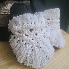 Mi Proyecto del curso: Macramé: decora tus zapatillas y sandalias. Un proyecto de Diseño de complementos, Artesanía, Tejido y Macramé de Yasmelys Miyares - 30.07.2021