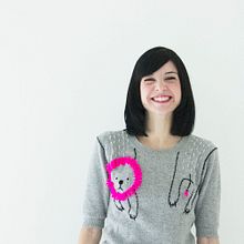 Embroidery refashion on an old sweater. Un progetto di Ricamo, Creatività, Fashion design e Artigianato di Gaia Segattini - 02.08.2021
