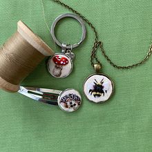 Mi Proyecto del curso: Bordado en miniatura: crea joyas textiles Ein Projekt aus dem Bereich Stickerei und Schmuckdesign von Lileny Salazar Ulloa - 04.08.2021