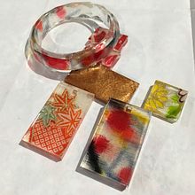 My project in Resin Jewelry Design course. Accessor, Design, Arts, Crafts, Jewelr, Design, and DIY project by blackbirdandthehun - 08.05.2021